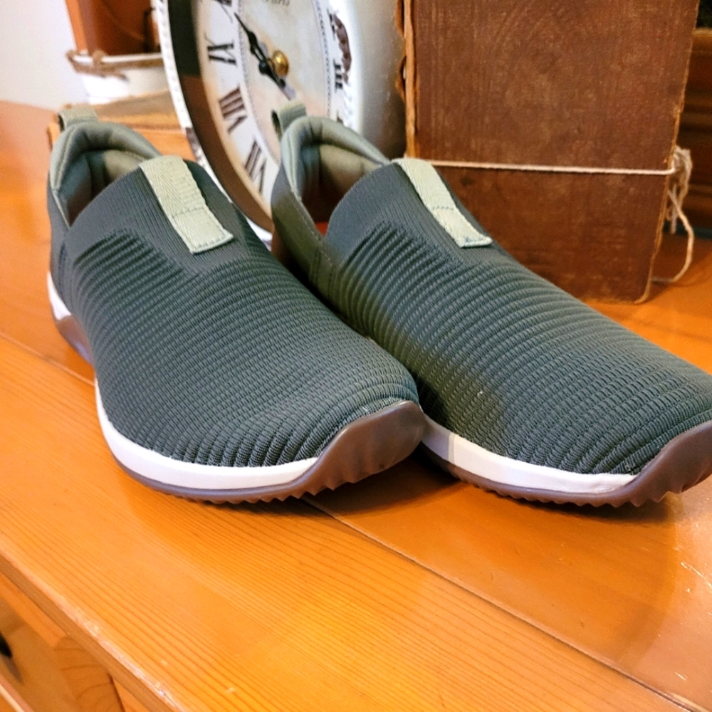 NEW Ryka slip on sneakers